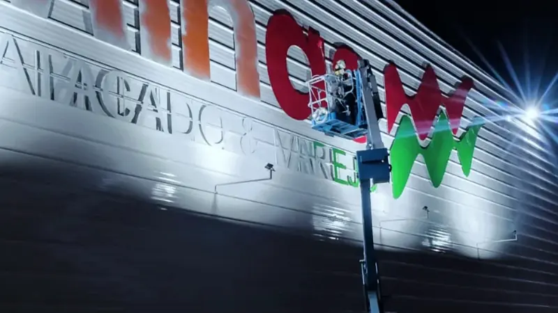 Serviço noturno de pintura e comunicação visual no Mart Minas