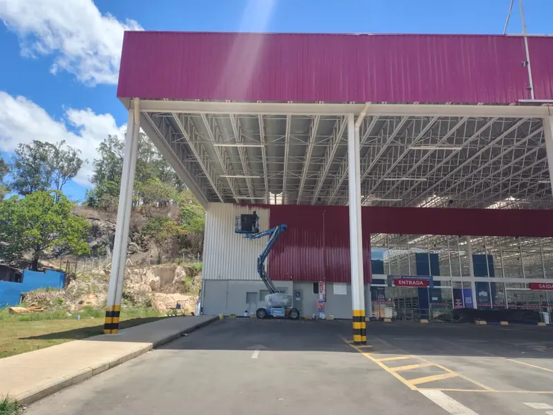 Pintura e adequação da fachada do Mart Minas em Caeté
