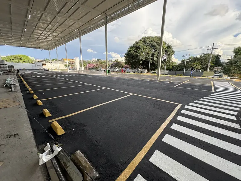 Faixas de pedestres e vagas demarcadas no estacionamento em Betim