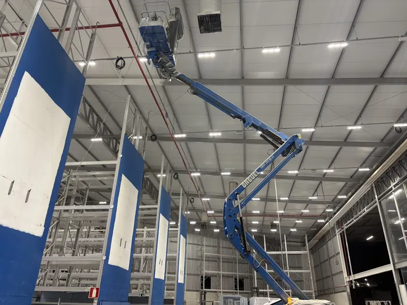 Trabalho com plataforma elevatória no interior da edificação em Betim
