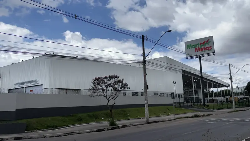 Fachada e área externa da obra em Betim Laranjeiras