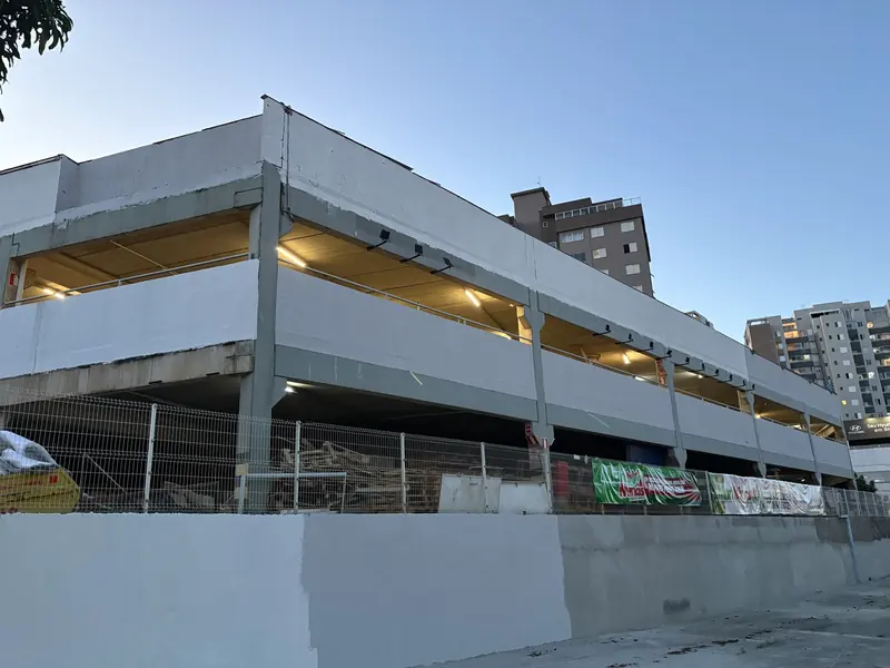 Fachada do empreendimento Silva Lobo com estrutura e iluminação