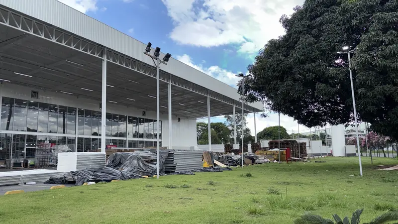 Vista externa diurna da loja em Betim Laranjeiras com cobertura e área verde