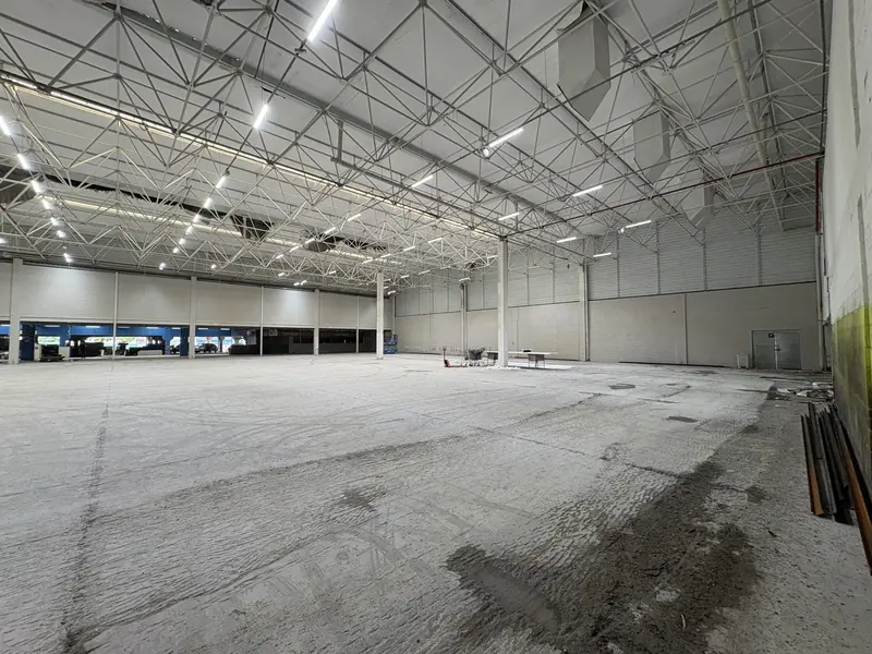 Interior da obra em Betim com estrutura e instalações em execução
