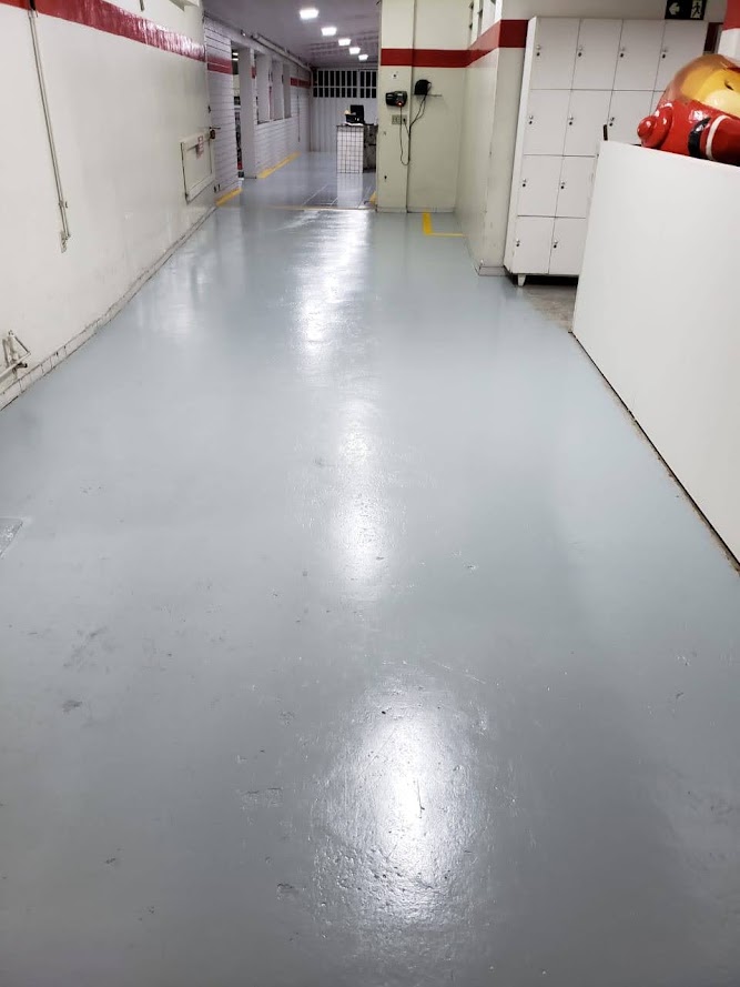Ambiente interno reformado com acabamento concluído