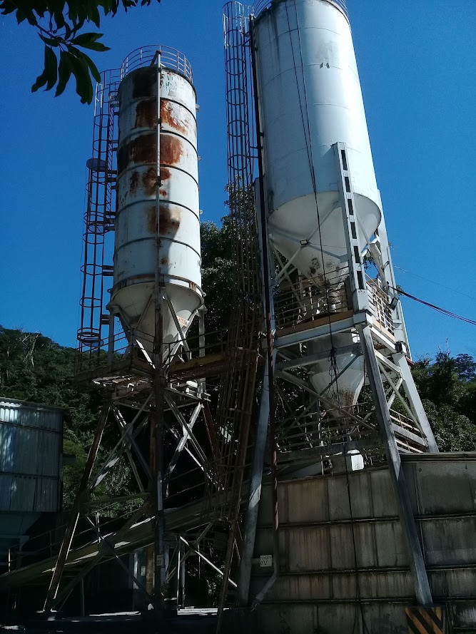Trabalhador realizando pintura em silo industrial da Polimix Ubá